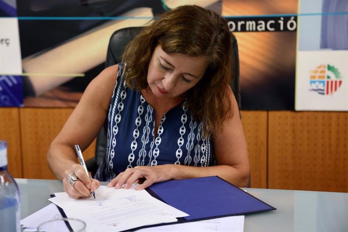 La presidenta del Govern, Francina Armengol, firma el acuerdo en la Cámara de Comercio de Mallorca sobre FP Dual