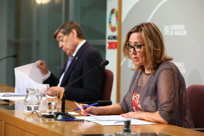 Los consejeros del Gobierno de Aragón Mayte Pérez (Presidencia) y Arturo Aliaga (Industria).
