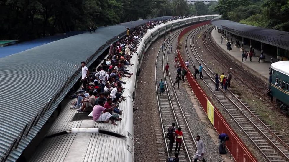 Así fue la caótica vuelta a casa de miles de personas en Bangladesh