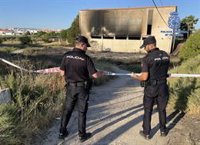 Detenidos dos menores tras provocar un incendio en una antigua fábrica de muebles abandonada en Yecla