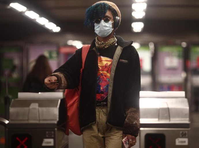 Archivo - Un pasajero con un billete en los torniquetes del metro de Oporto.