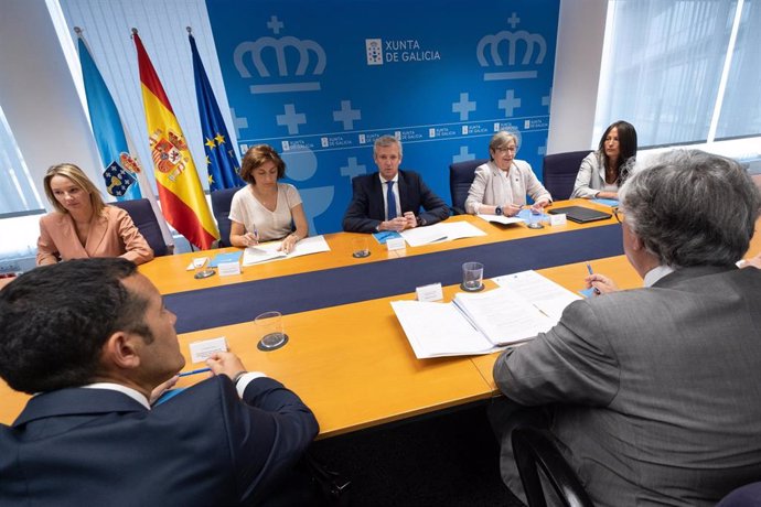 El presidente de la Xunta, Alfonso Rueda; la conselleira de Medio Ambiente, Territorio e Vivenda, Ángeles Vázquez; y la conselleira do Mar, Rosa Quintana; en una reunión con representantes de la Confederación Mar-Industria Alimentaria.