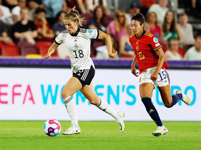 Leila Ouahabi durante el partido de España ante Alemania en la fase de grupos de la Eurocopa femenina 2022.