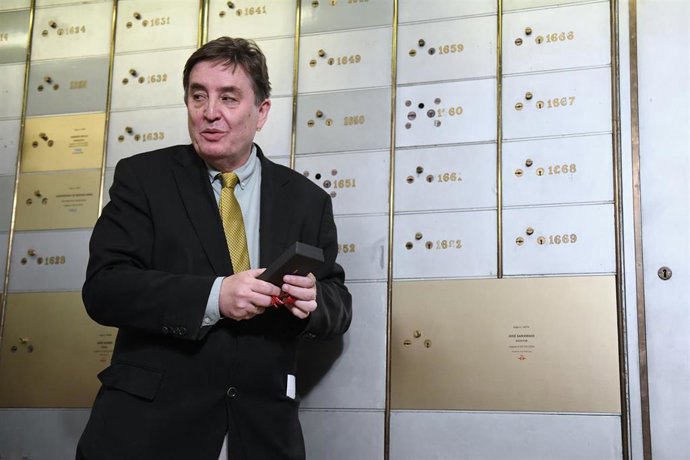 Archivo - El poeta y director del Instituto Cervantes Luis García Montero, en un acto de legado de la Caja de las Letras