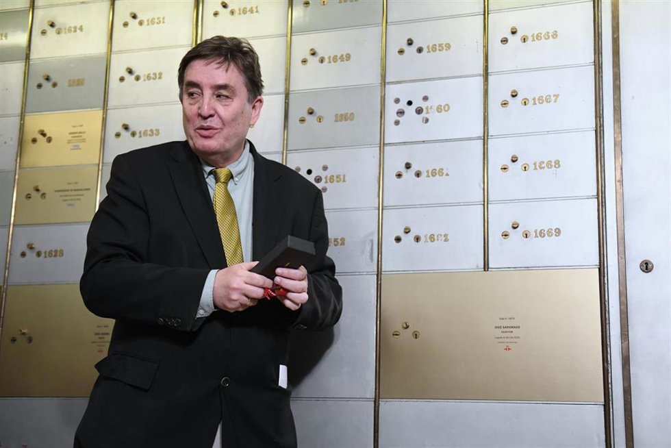 Archivo - El poeta y director del Instituto Cervantes Luis García Montero, en un acto de legado de la Caja de las Letras