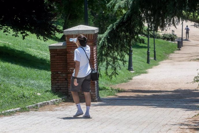 Un joven bebe agua, a 12 de julio de 2022, en plena ola de calor en España 