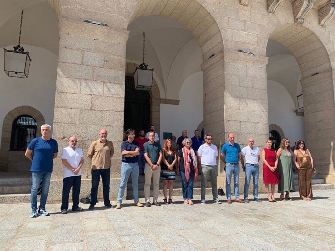 Miembros de la corporación del Ayuntamiento de Cáceres y agentes policiales en la concentración en recuerdo a las víctimas del terrorismo