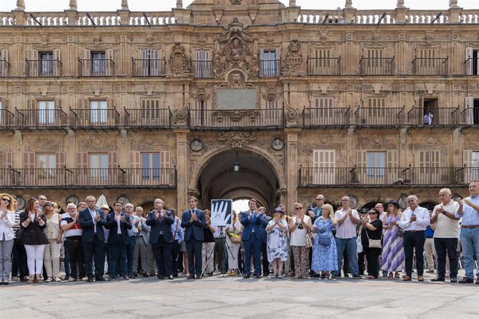 Mañueco en la concentración silenciosa  de Salamanca en homenaje a Miguel Ángel Blanco y las víctimas del terrorismo.