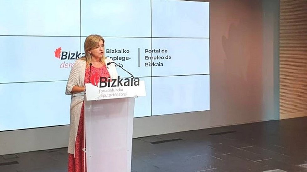 La diputada de Empleo, Inclusión Social e Igualdad de Bizkaia, Teresa Laespada, presenta el portal de empleo de Diputación en una rueda de prensa.
