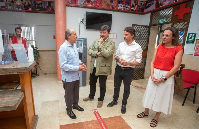 El alcalde visita a los alumnos de los cursos Edusi de Ayuda a Domicilio que imparte Cruz Roja.