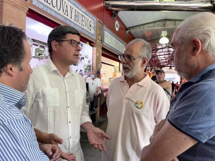 El portavoz del grupo municipal de Ciudadanos (Cs) en el Ayuntamiento de Sevilla, Álvaro Pimentel, se reúne con placeros del mercado de abastos de Triana.