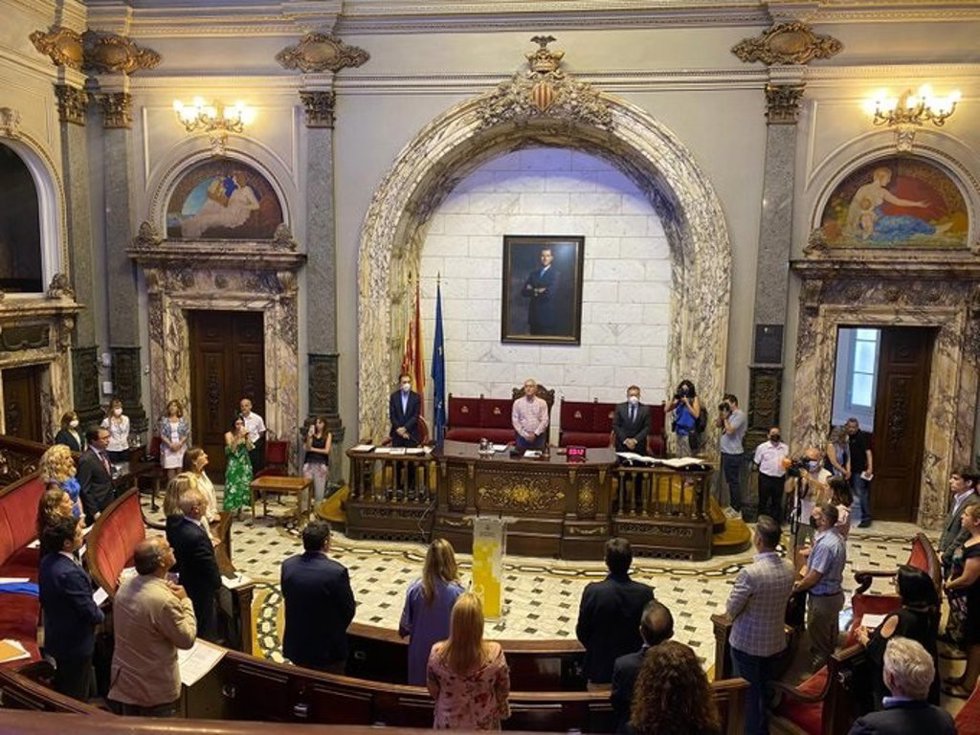 Imagen del inicio del pleno extraordinario de este miércoles en el Ayuntamiento de Valncia con tres minutos de silencio por el 25 aniversario del secuestro y asesinato a manos de ETA de Miguel Ángel Blanco.