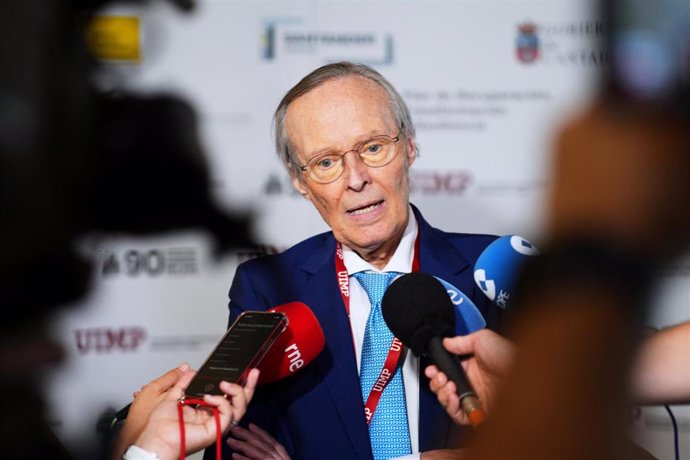 El presidente de FIE y exministro de Asuntos Exteriores, Josep Piqué, comparece en el photocall del Palacio de la Magdalena, donde participa en un encuentro en la UIMP