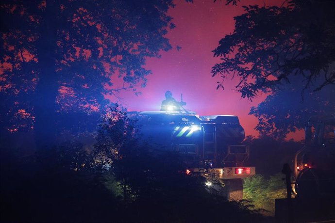 Un bombero francés durante las labores de extinción de los incendios forestales al sur de Burdeos.