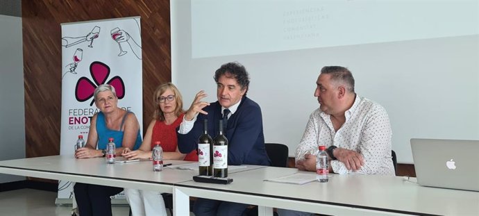 El secretario autonómico de Turisme, Francesc Colomer, ha participado, junto con el presidente de la Federación de Enoturismo de la Comunitat Valenciana, en la presentación del nuevo catálogo de experiencias 'Es Enoturismo'