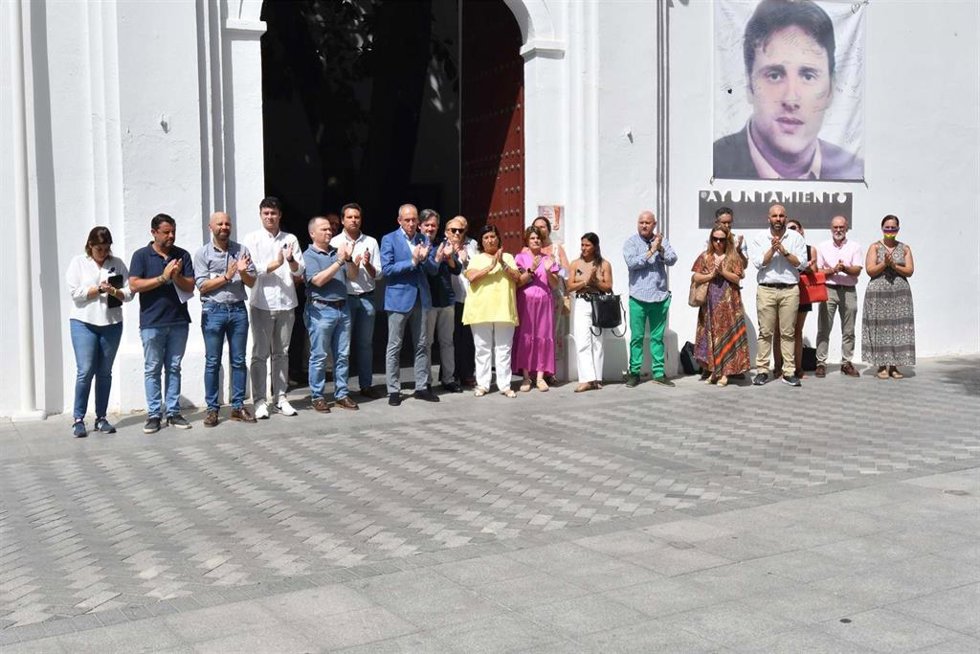 La Corporación Municipal ha guardado cinco minutos de silencio a las puertas del Ayuntamiento.