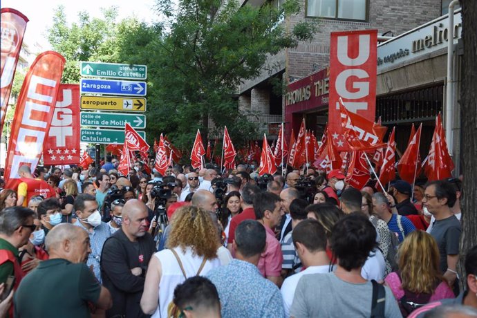 Multitud de personas en una concentración de CCOO y UGT  frente a la sede de la Confederación Española de Organizaciones Empresariales (CEOE) y la Confederación Empresarial de Madrid (CEIM)