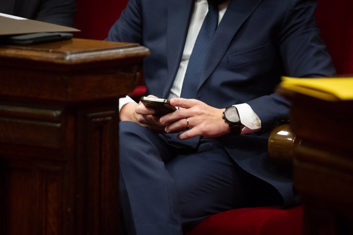 El presidente de la Generalitat, Pere Aragons con su teléfono móvil, en una sesión plenaria, en el Parlament de Cataluña, a 11 de mayo de 2022, en Barcelona, Cataluña (España). 