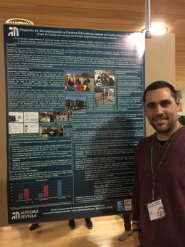 El psicólogo y orientador del Colegio de Educación Especial 'Ángel Rivire', Daniel López Moreno, participa en los cursos de verano de la Universidad Pablo de Olavide (UPO) en Carmona (Sevilla).