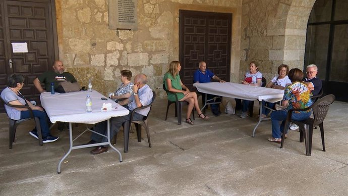 Vecinos de Monsagro (Salamanca), desalojados por el incendio, son atendidos en Ciudad Rodrigo.
