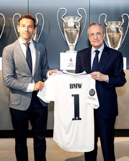 Manuel Terroba, presidente ejecutivo de BMW Group España y Portugal, y Florentino Pérez, presidente del Real Madrid.