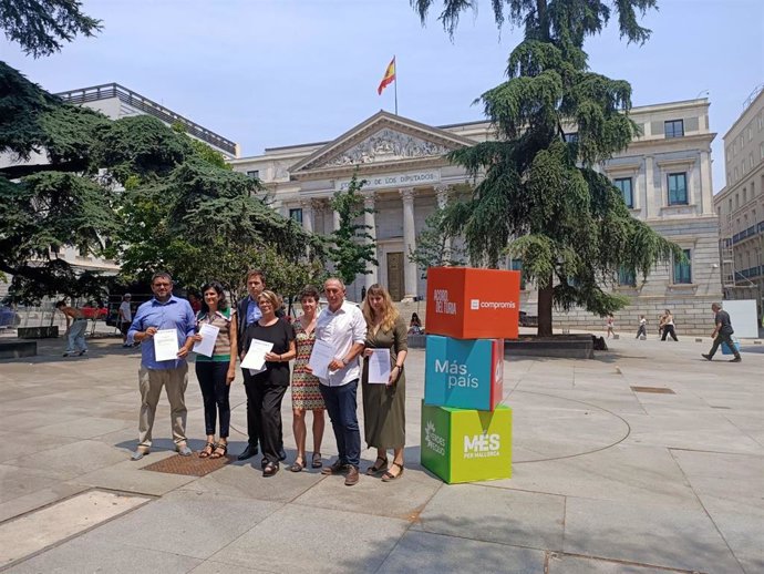 Representantes de Más País, Compromís, Més per Mallorca, Chunta Aragonesista y Verdes Equo presentan en las puertas del Congreso sus propuestas de resolución.