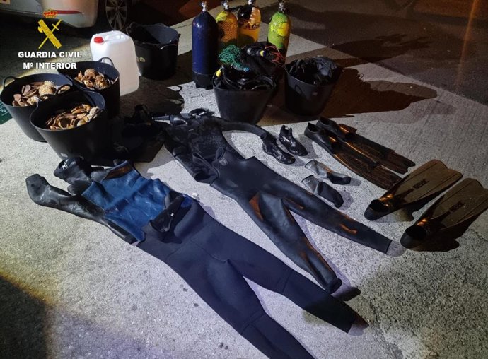 Los objetos decomisados por el Servicio Marítimo de la Guardia Civil de A Coruña en el puerto de Cabo da Cruz, en Boiro.