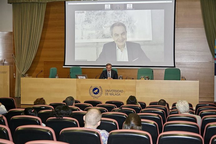 El expresidente del Gobierno José Luis Rodríguez Zapatero en su intervención online en un curso de verano de la UMA