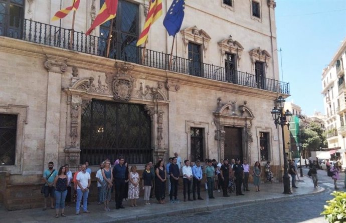 El Ayuntamiento de Palma celebra cinco minutos de silencio en solidaridad con las víctimas del terrorismo