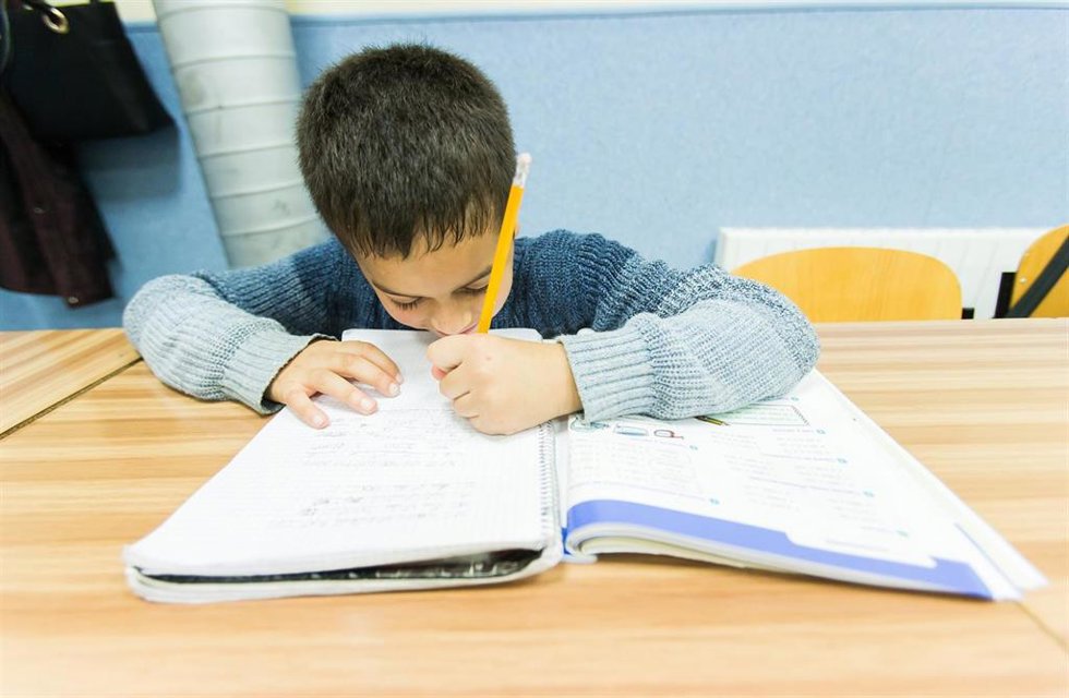 Archivo - Un niño con un libro (imagen de archivo)