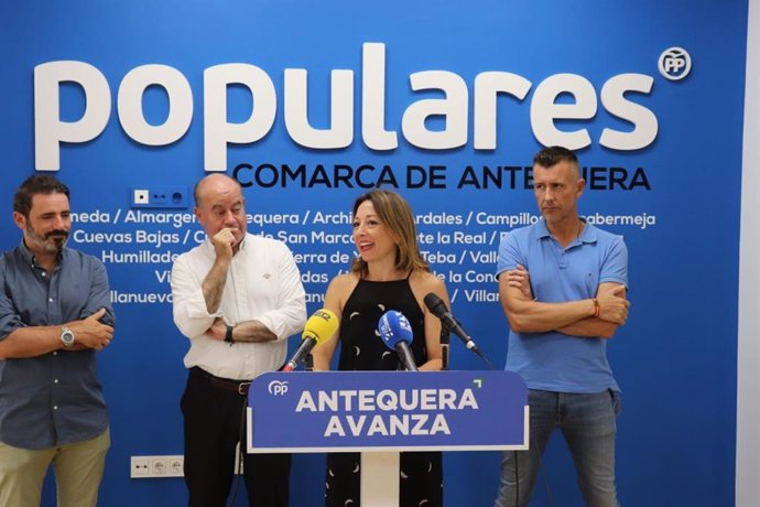 La secretaria general del PP de Málaga, Patricia Navarro, atiende a los medios en Antequera (Málaga)