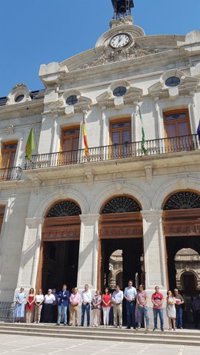 Diputación y ayuntamientos de Jaén homenajean a las víctimas del terrorismo con cinco minutos de silencio
