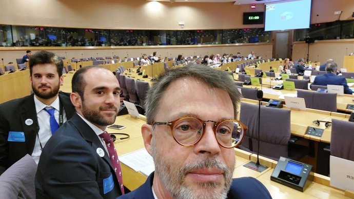 Los tres miembros de la junta directiva de Sevilla quiere Metro: Víctor Aguilar, Enrique de Álava y Manuel Alejandro Moreno Cano.