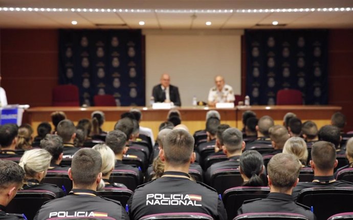 Agentes en prácticas de la Policía Nacional durante el acto de incorporación en la Jefatura Superior de la Policía Nacional, en Las Palmas de Gran Canaria