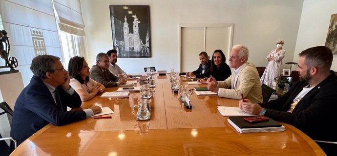 Reunión del Consejo de Capitalidad con Andreu y Hermoso de Mendoza