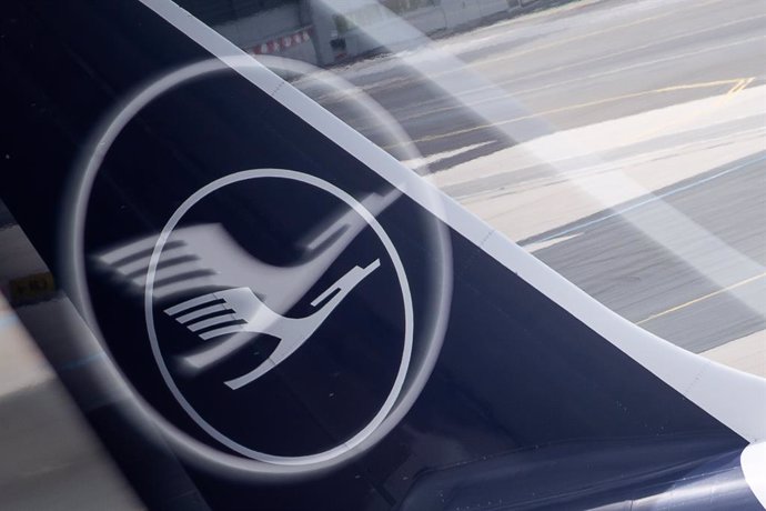Archivo - FILED - 10 May 2022, Frankfurt: A general view of the Lufthansa logo displayed on an aeroplane at Frankfurt Airport. Photo: Sebastian Gollnow/dpa