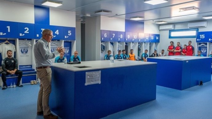 El presidente del CD Leganés, Jeff Luhnow, hablando con la plantilla tras la primera sesión de entrenamiento