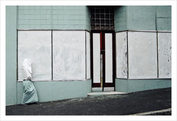 Pieza 'Capa morada', con autoría de Cinthia Marcelle y Jean Meeran, que se podrá ver en la retrospectiva que el Museu d'Art Contemporani de Barcelona dedica a la artista brasileña