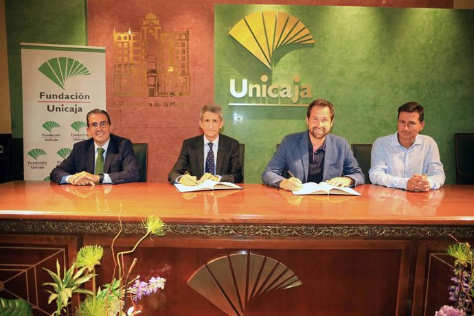 El concejal de Educación, Luis Verde, y el presidente de la Fundación Bancaria Unicaja, José M. Domínguez, firman convenio para el patrocinio de los 'Premios Ciudad de Málaga de Educación'