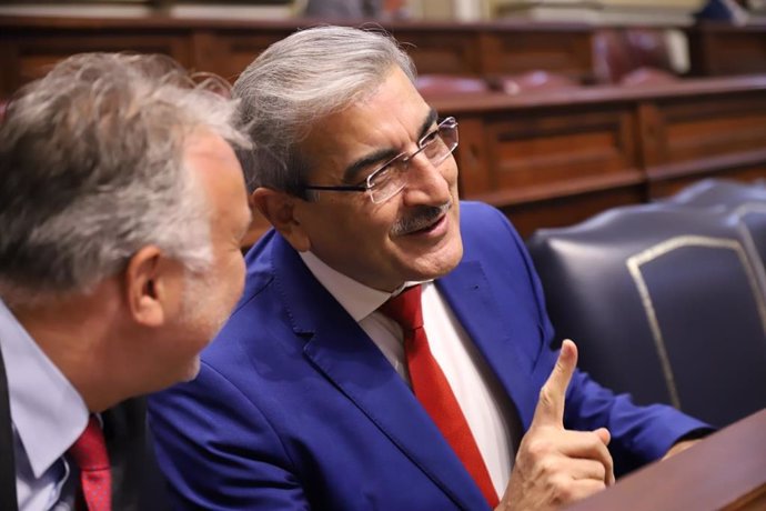 El vicepresidente de Canarias, Román Rodríguez, departe con el presidente, Ángel Víctor Torres