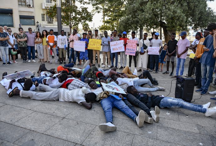 Varias personas durante una manifestación en Ceuta por los sucesos ocurridos a decenas de migrantes en Melilla el pasado 24 de junio