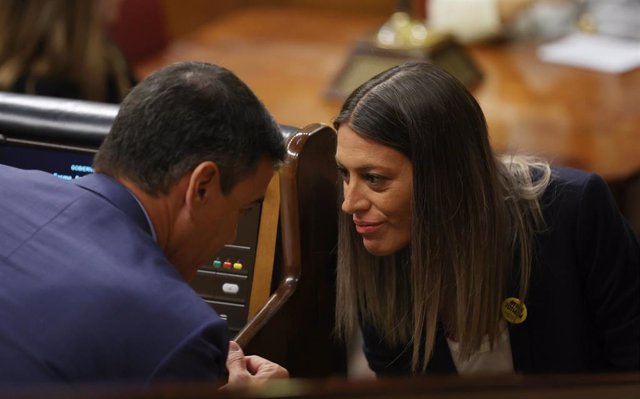 El presidente del Gobierno, Pedro Sánchez, conversa con la portavoz de Junts en el Congreso, Míriam Nogueras, en la segunda jornada de la 26 edición del Debate sobre el Estado de la Nación.