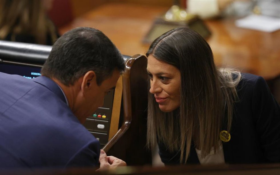 El presidente del Gobierno, Pedro Sánchez, conversa con la portavoz de Junts en el Congreso, Míriam Nogueras, en la segunda jornada de la 26 edición del Debate sobre el Estado de la Nación.