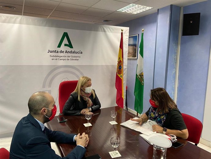 Archivo - La subdelegada de la Junta de Andalucía en el Campo de Gibraltar, Eva Pajares, durante la reunión con la presidenta provincial de la Cruz Roja en Cádiz, Rosario García, y el presidente de la agrupación algecireña, Manuel Piedra.