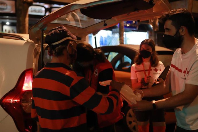 Voluntarios de Cruz Roja durante una atención.