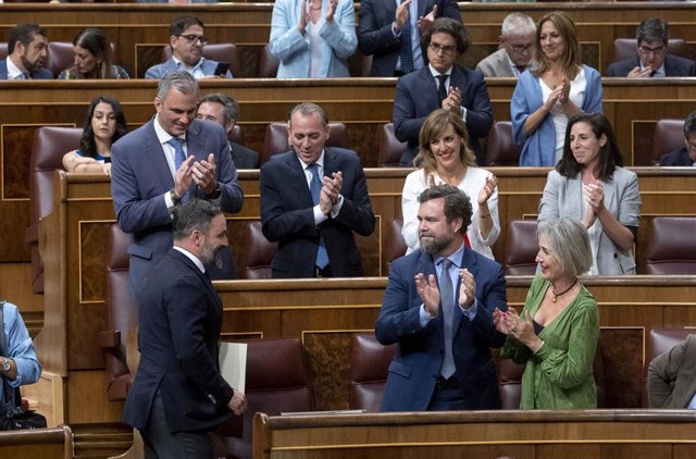 La bancada de Vox aplaude al líder de Vox, Santiago Abascal (i), tras su intervención durante la primera jornada de la 26 edición del Debate sobre el Estado de la Nación, en el Congreso de los Diputados, a 12 de julio de 2022, en Madrid (España). Tras sie