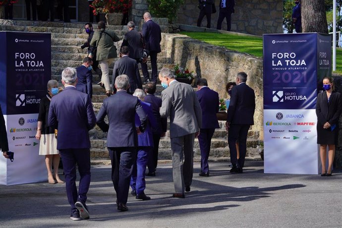 Archivo - El Rey Felipe VI (d), a su llegada a la inauguración del III Foro La Toja-Vínculo Atlántico en O Grove, a 29 de septiembre de 2021, en O Grove, Pontevedra, Galicia (España). El encuentro se celebra en la Isla de A Toxa, en O Grove (Pontevedra)