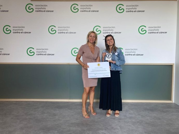 El Club de Atletismo Fuentes de Ebro dona 1.250 euros a la AECC tras la celebración de una andada solidaria.