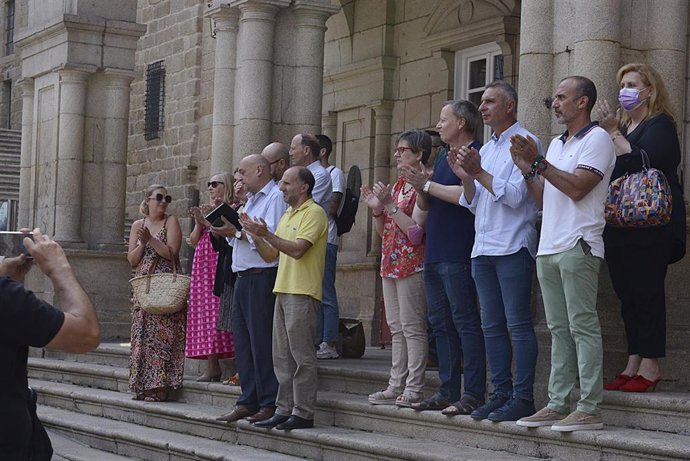 El alcalde de Ourense, Gonzalo Pérez Jácome (c), junto al resto de miembros de la Corporación municipal del Concello de Ourense durante un homenaje a Miguel Ángel Blanco, en el Ayuntamiento de Ourense