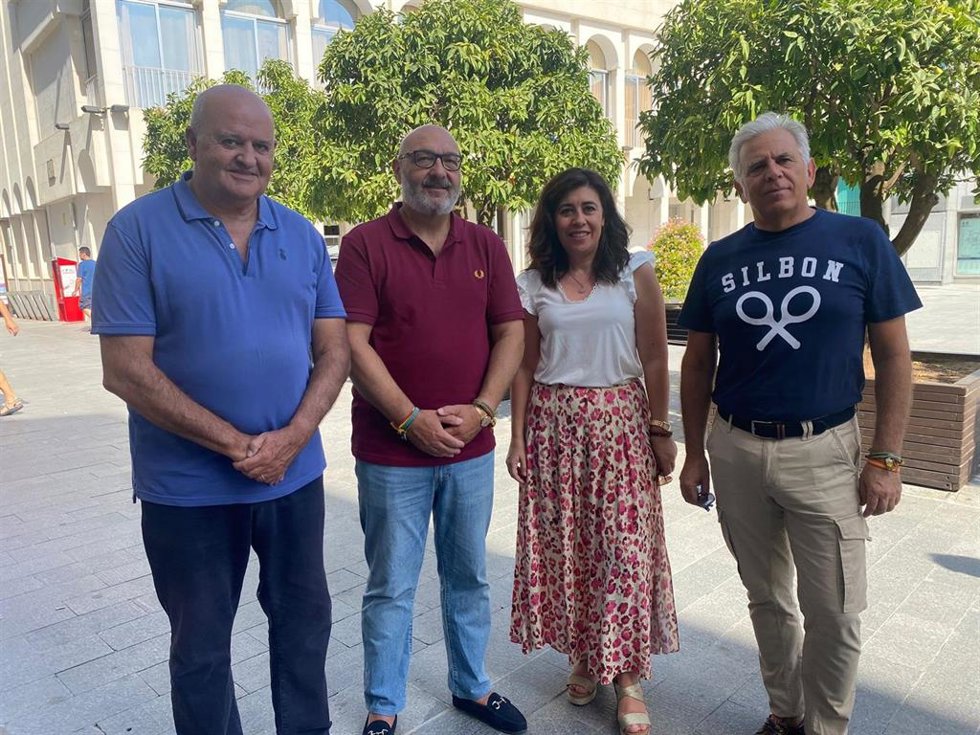 El presidente de Vox Córdoba, Alejandro Hernández (segundo por la izda.), y el portavoz de Vox en el Ayuntamiento de Lucena, Antonio Hidalgo (primero).